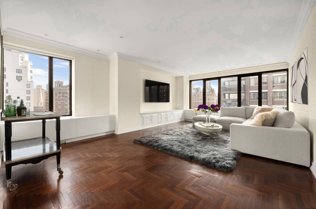 Located at the prime corner of 80th Street and Madison Avenue, this beautifully proportioned residence offers the best of Upper East Side living, just moments from Central Park, The Met, ...