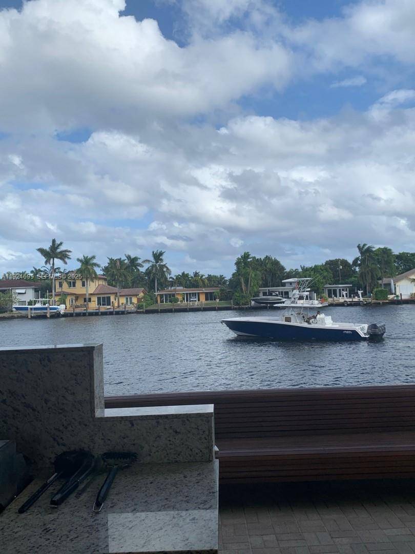 This charming condo in Fort Lauderdale, FL was built in 1978 and offers 2 bathrooms with a total finished area of 1, 570 sq.