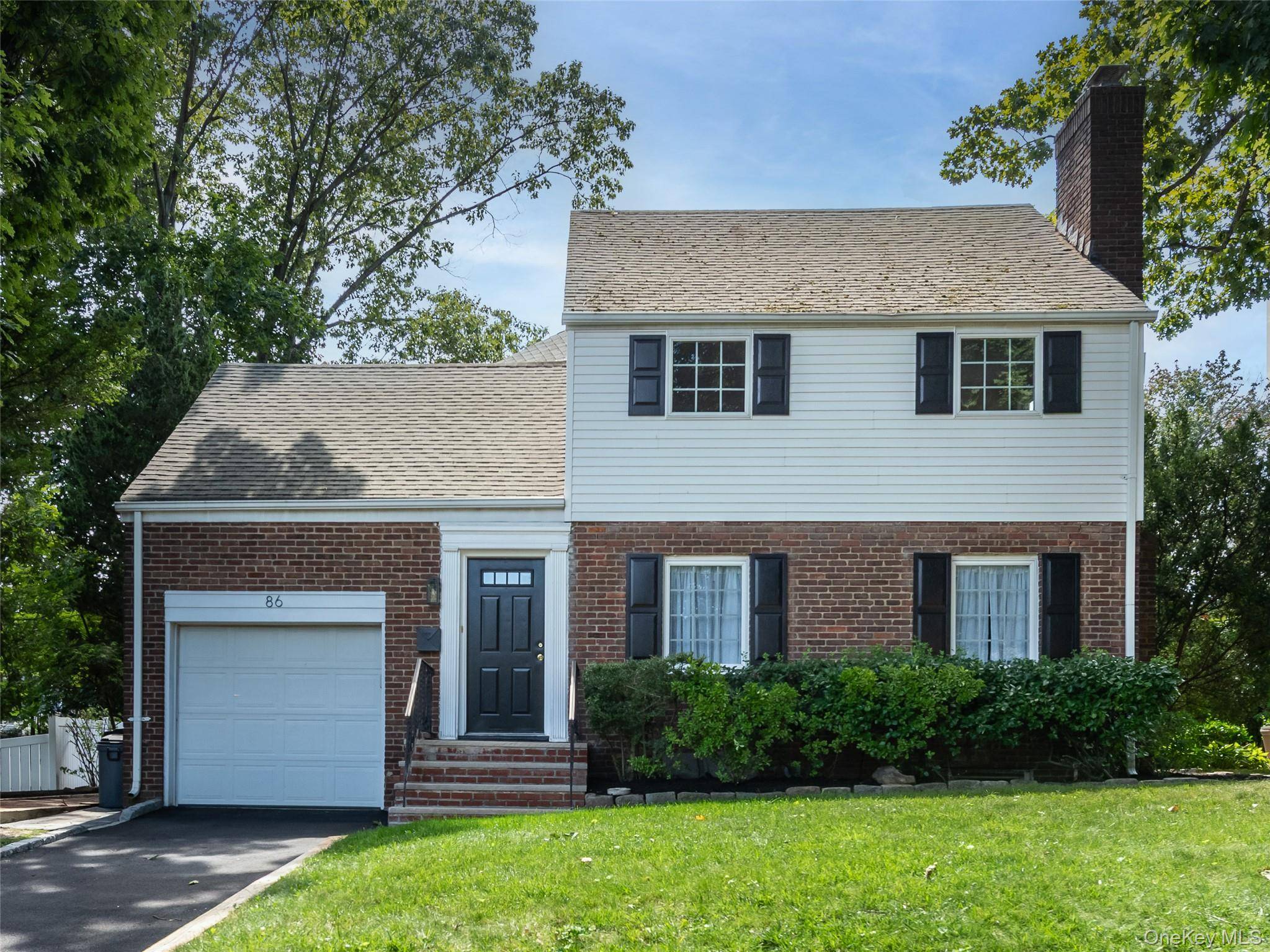 Fabulous Opportunity in Manhasset 4 Bedrooms, 2.