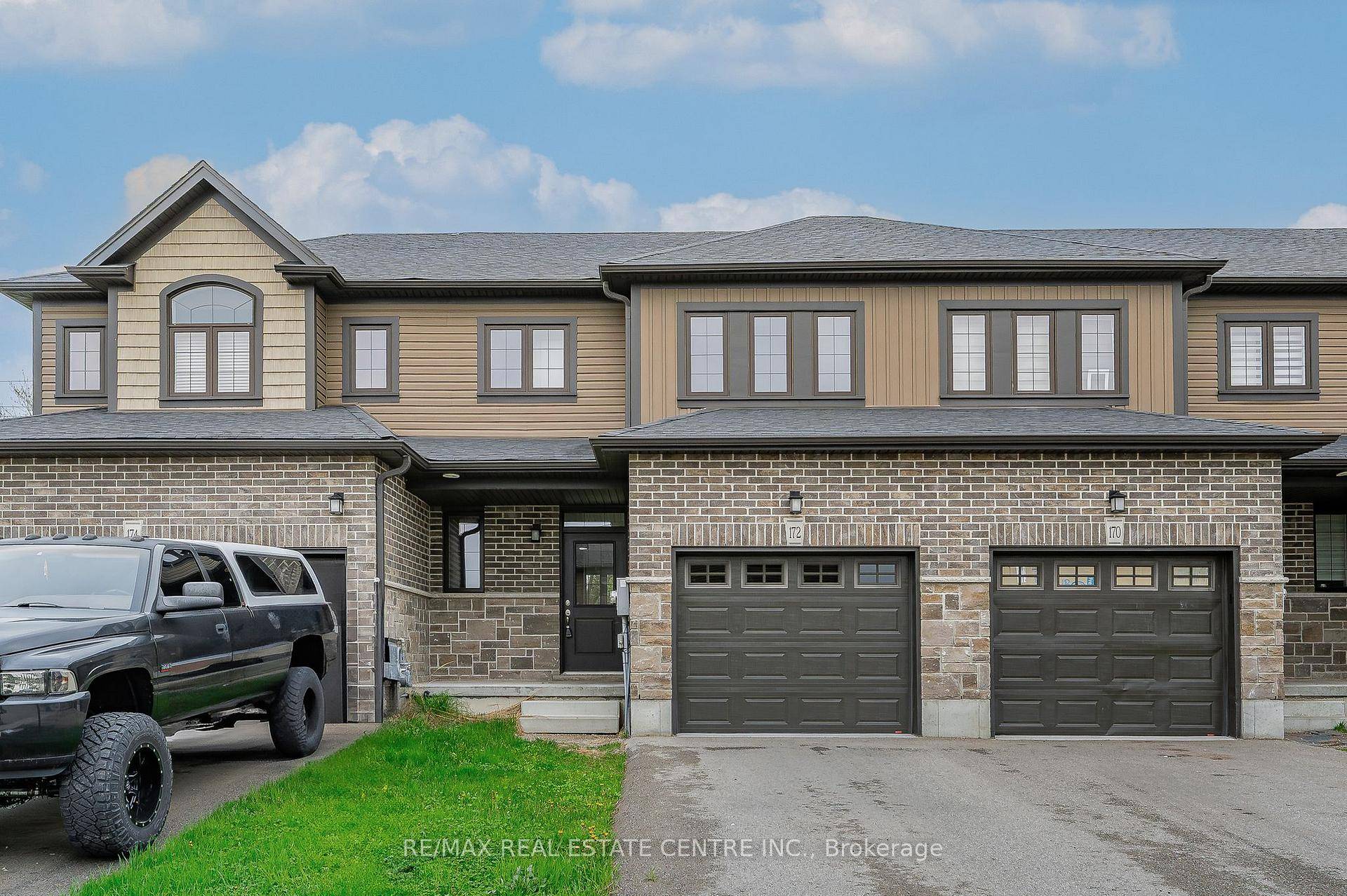 FREEHOLD TOWNHOME located in a desirable neighborhood of a growing community in Woodstock.