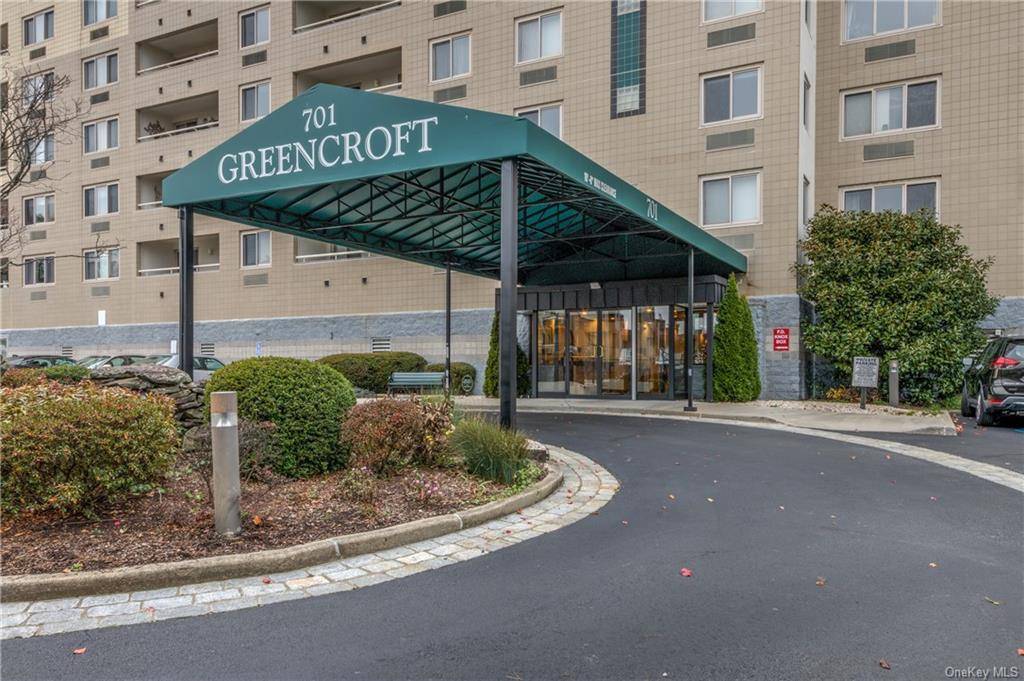 Beautifully kept two bedroom, two bath penthouse unit overlooking the Pelham Country Club golf course.