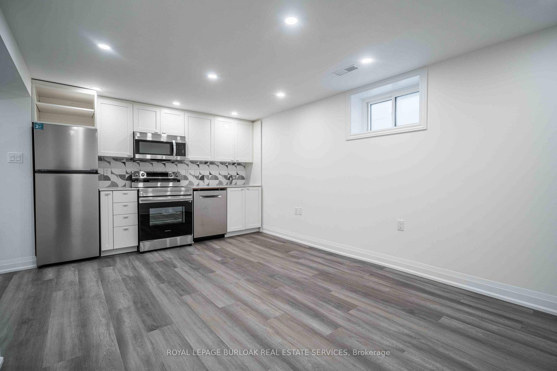 ALL UTILITIES INCLUDED ! Renovated lower unit equipped with 2 bedrooms and 1 full bathroom.