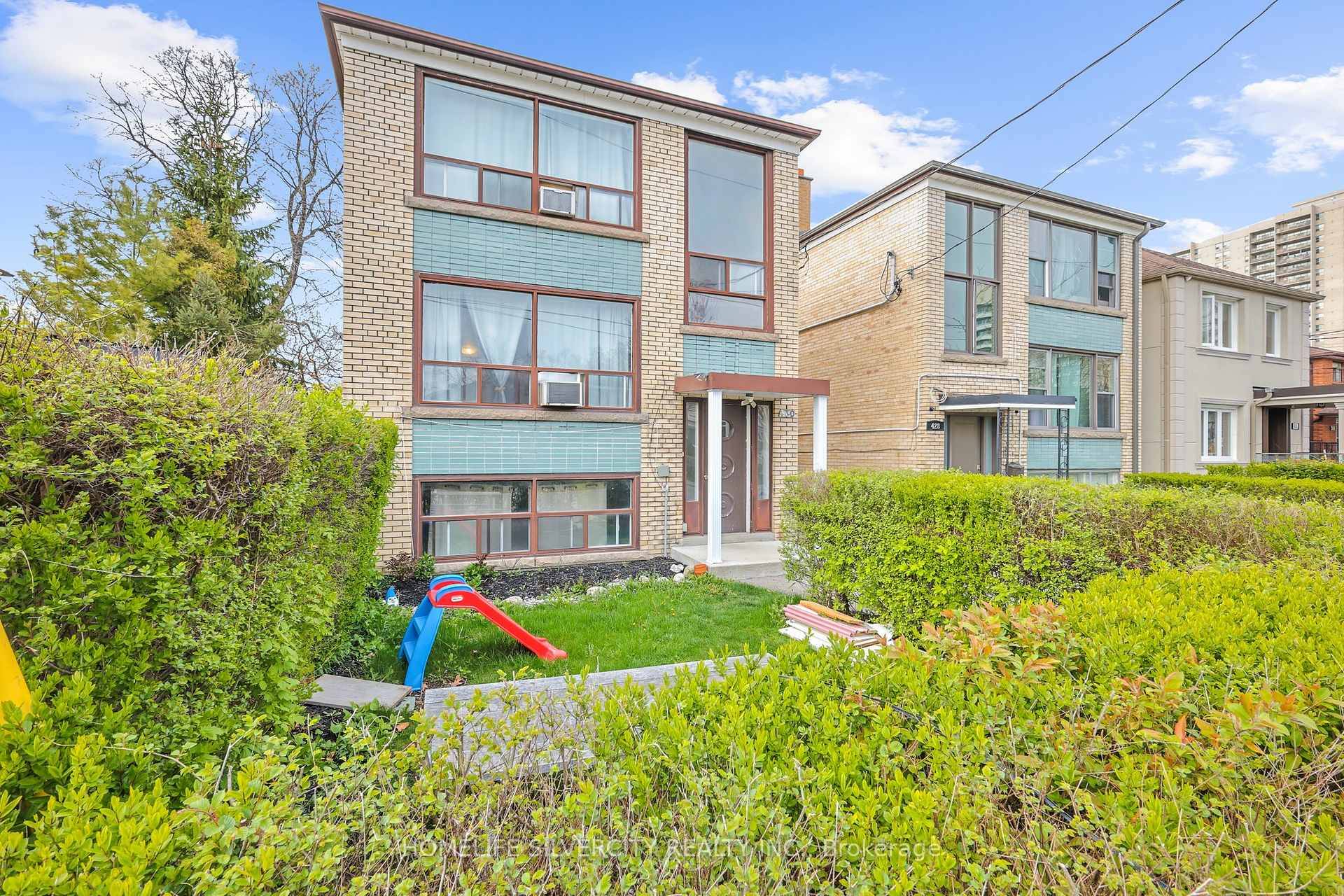 Renovated 2 Bedroom Den 2nd level apartment available in an amazing convenient location.