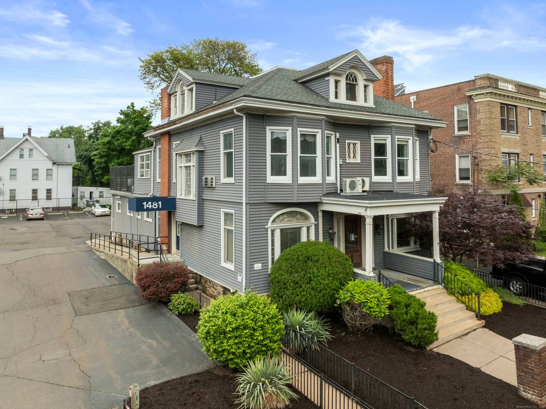 Prime 6000 SQ FT commercial office building that sits on a rare.