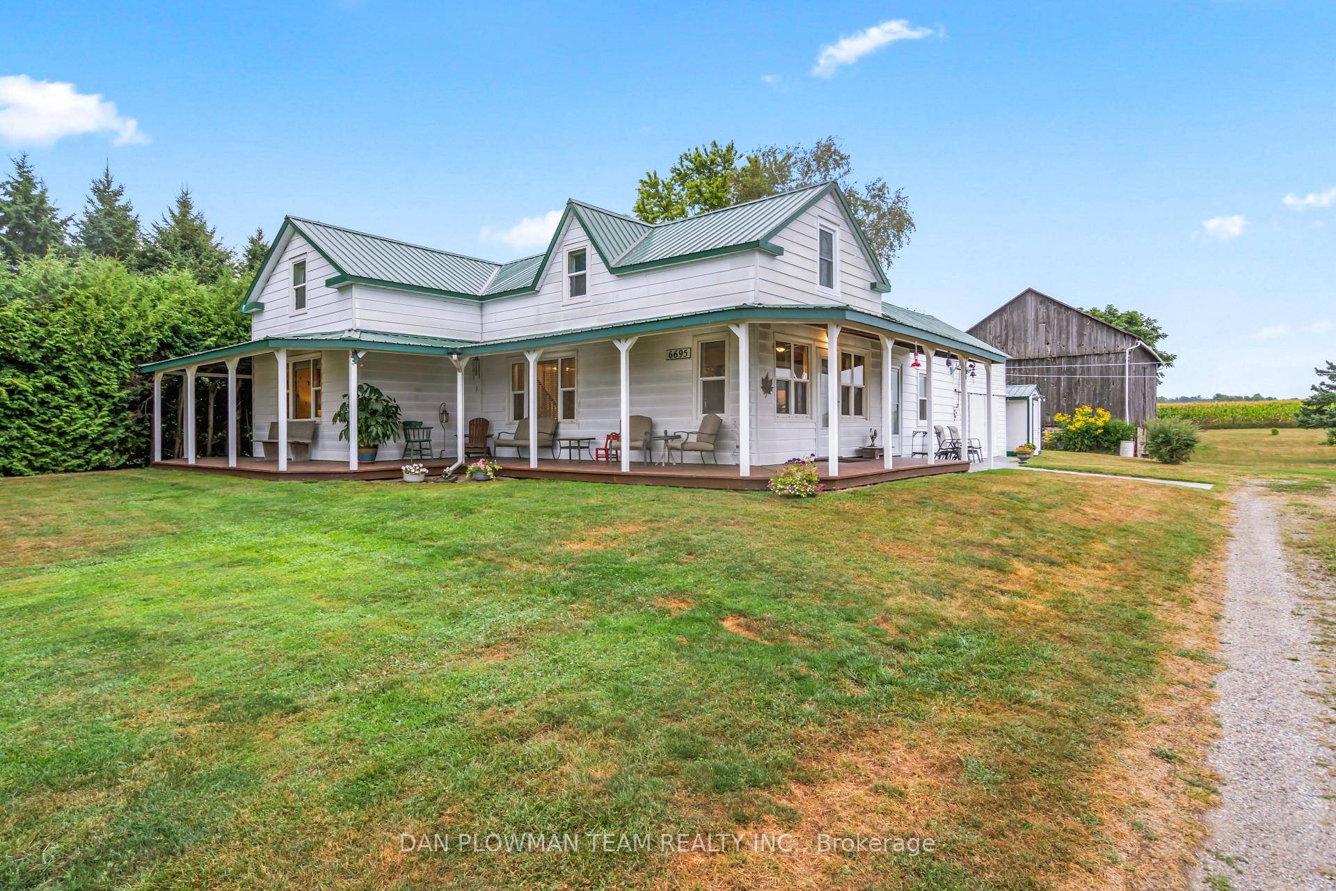 Welcome To Your Own 1. 5 Acre Piece Of Country Paradise Only Minutes Away From Town !