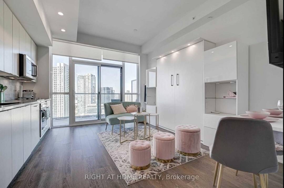 Welcome To Turnkey Penthouse With Exceptional Views !