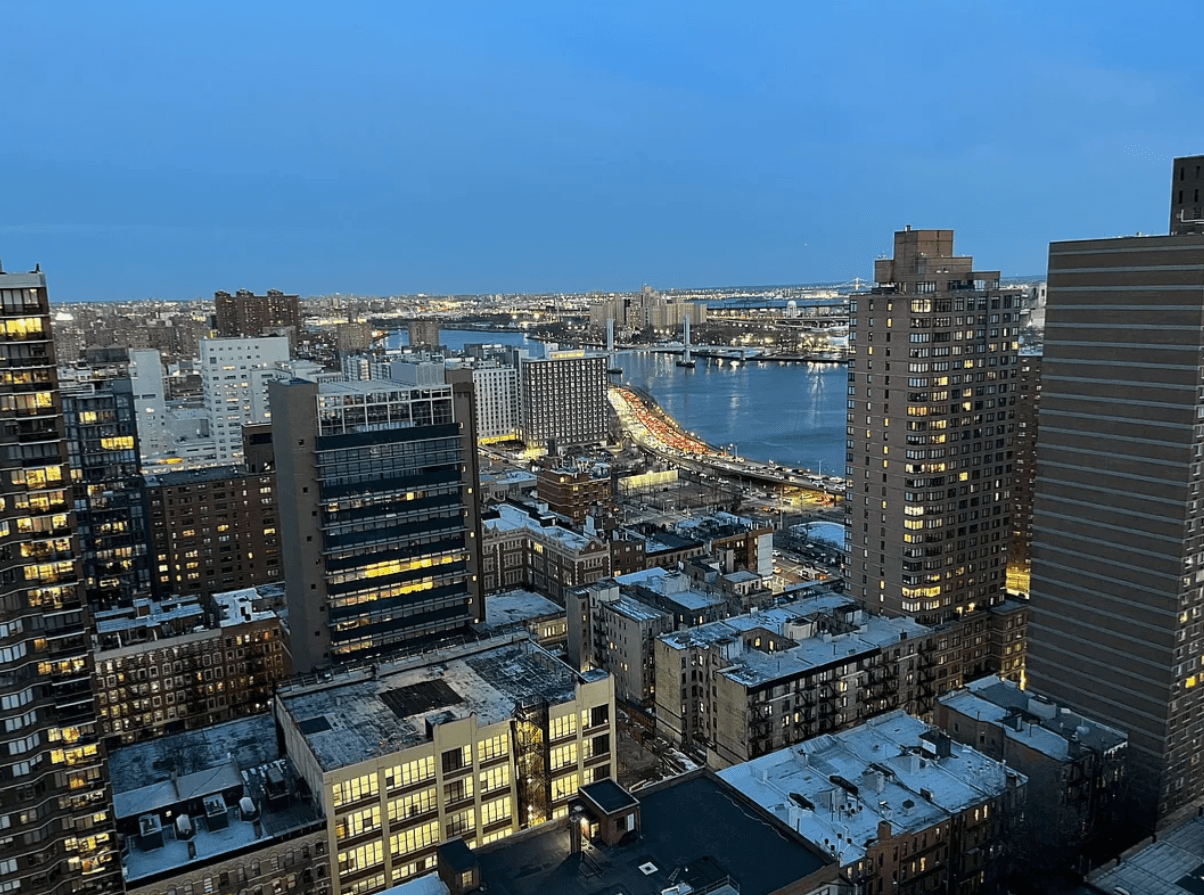 Sky High Corner 2 Bedroom W Spectacular River and City Views !