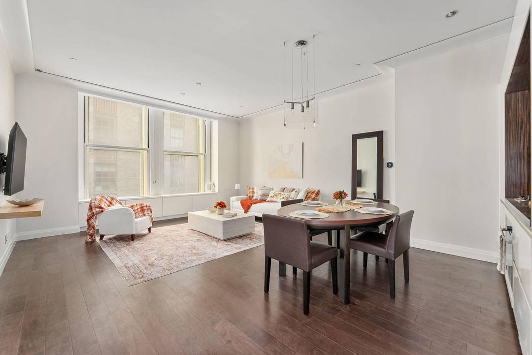 55 Wall Street, Apartment 548 Cipriani Club Residence Condominium This elegantly designed loft residence offers 943 square feet of refined Cipriani style living.