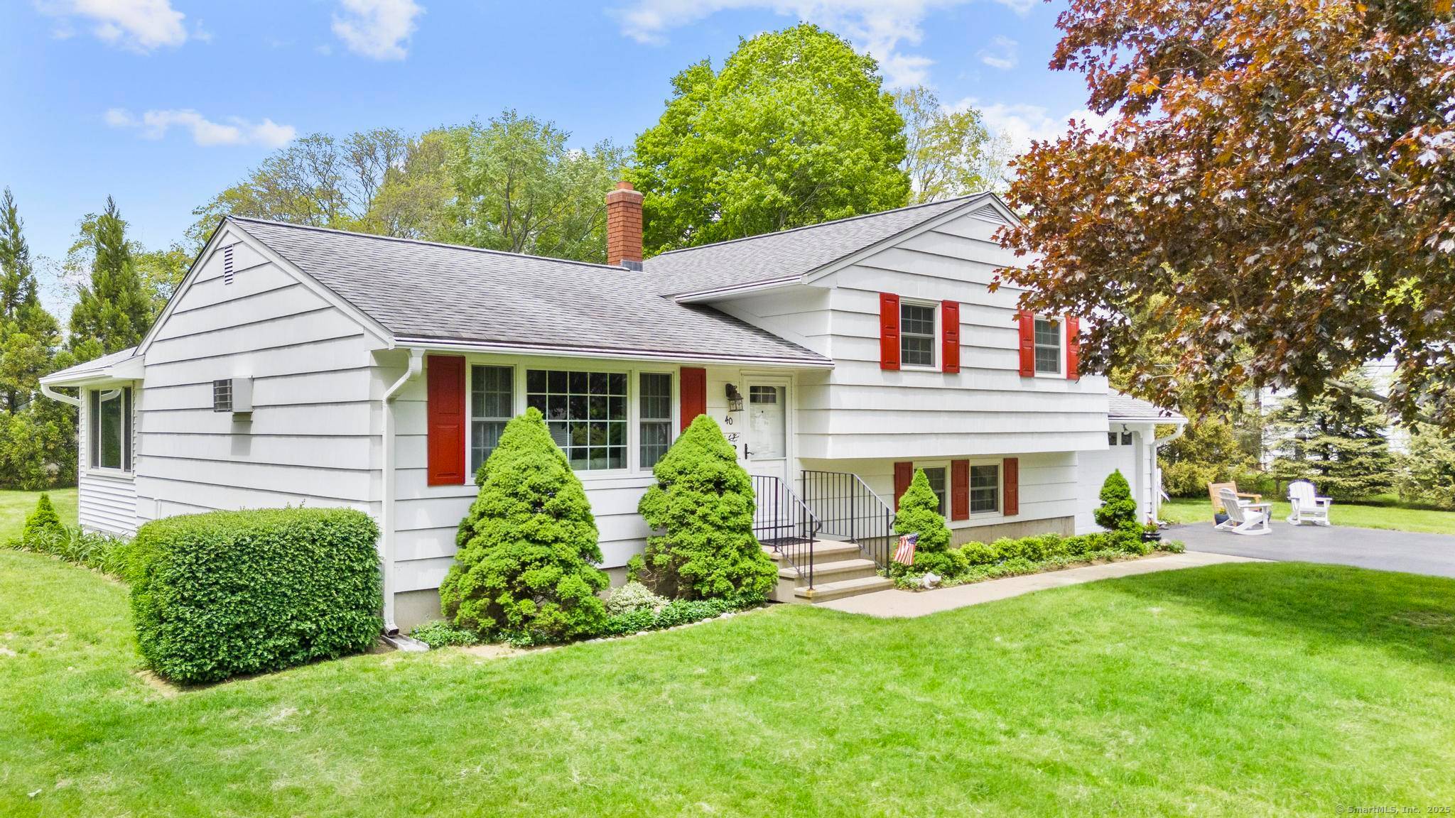 Welcome to 40 Green Acres Drive, an adorable home on a side street located close to all Madison and Guilford amenities, including the beach !