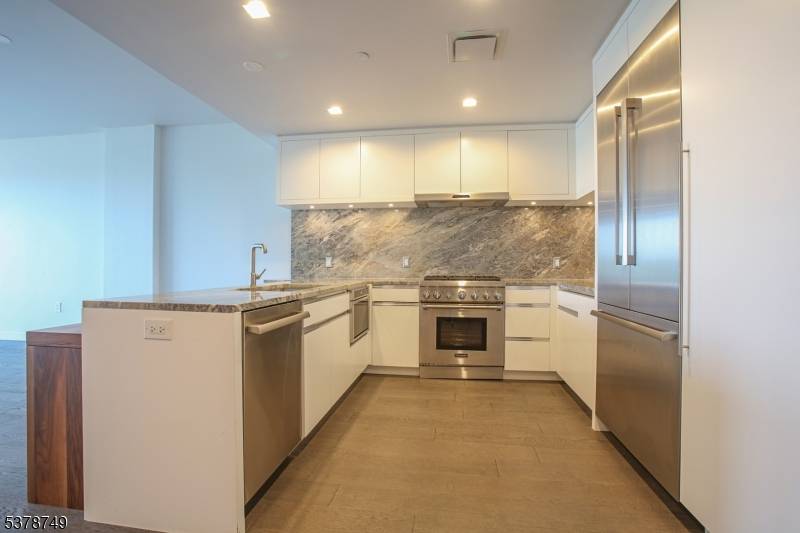 Experience Elevated Living on the Gold CoastPerched high above the Hudson, this stunning 2 bedroom, 2 bath residence at One Park offers 1, 284 sq.