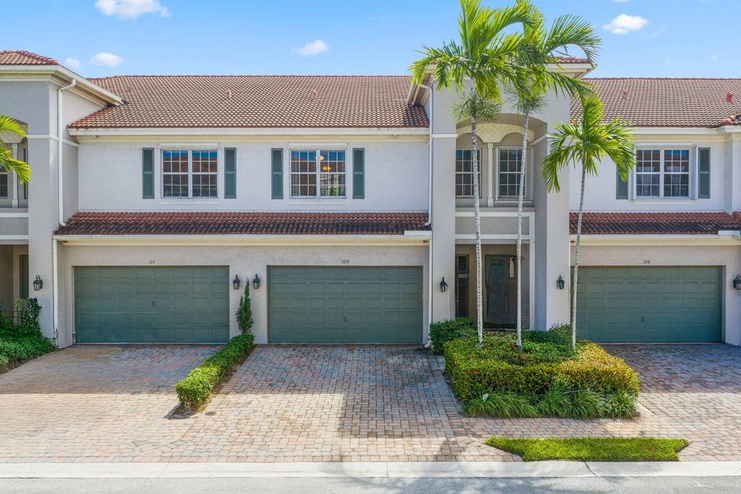Welcome to Carriage Pointe, a sought after townhome community in beautiful Boynton Beach.