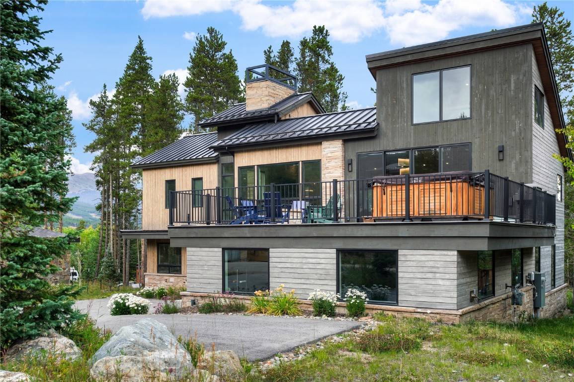 Come check out this completely and totally remodeled mountain modern ski in ski out home in Warriors Mark West.