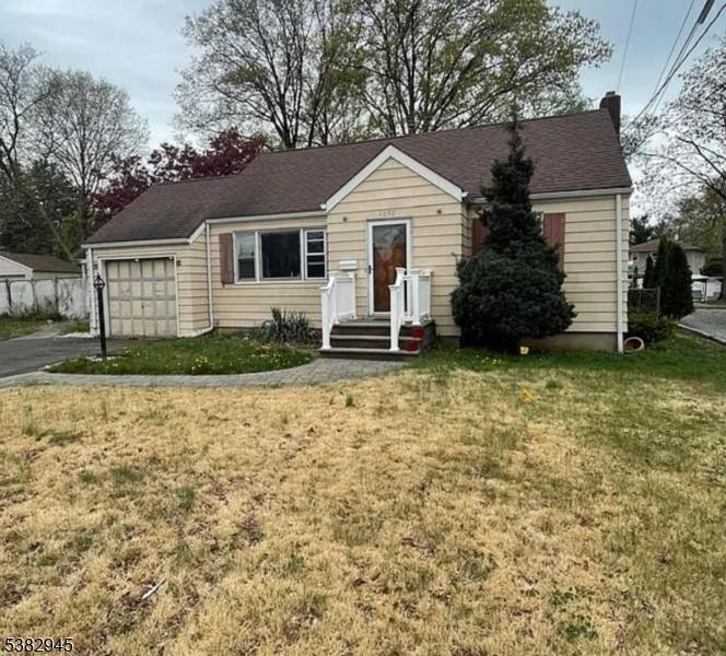 QUALITY BUILT COL CAPE BEST LOCATION PARKLIKE YARD ALUM SIDED CAC ATT.