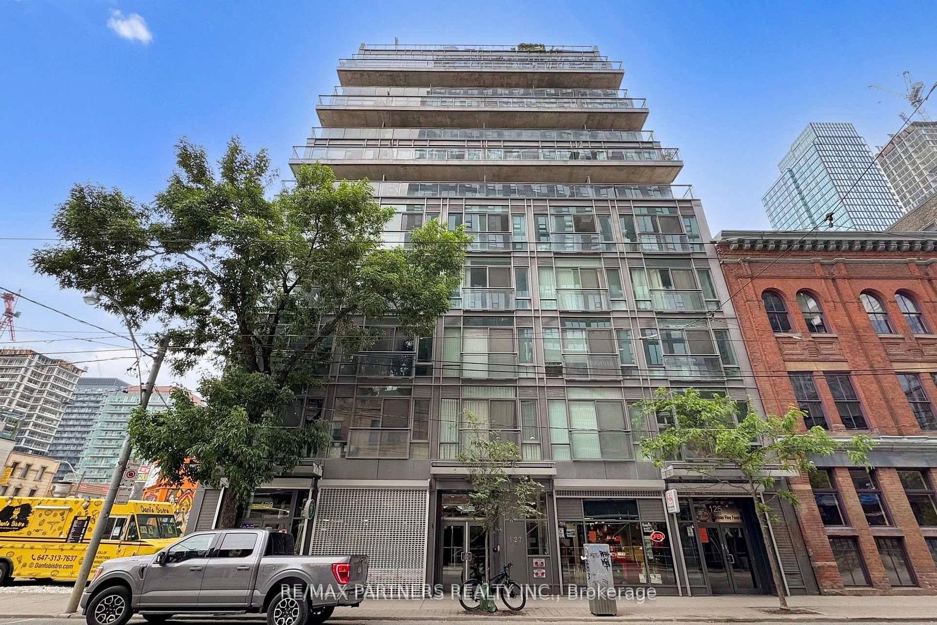 Fall in love with this cozy small home tucked within a boutique building designed by a New York Architect right at the vibrant center of downtown Toronto.