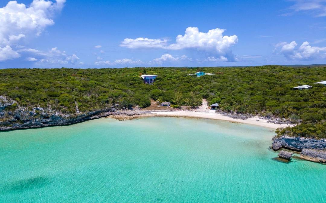 ESTATE IN BAIN'S BLUFF Single Family Home Long-Island-Bahamas