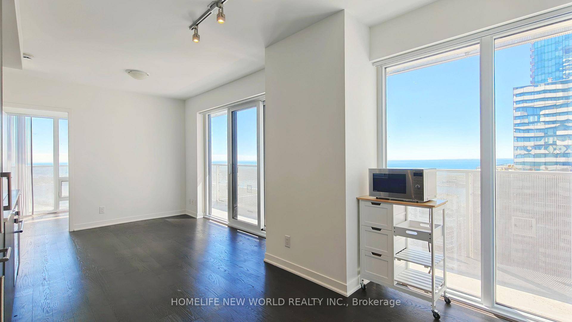 Elevated on the 48th floor, this bright 3 bedroom, 2 bathroom corner suite offers sweeping, unobstructed southwest views of Lake Ontario and striking perspectives of Toronto's downtown buildings from tall, ...