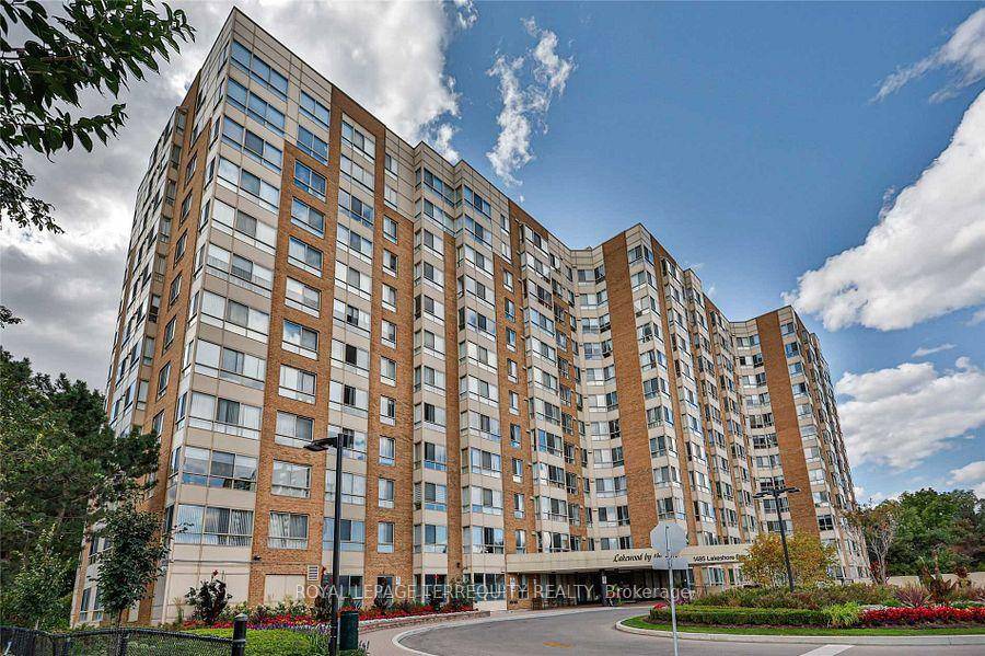 Upgraded corner suite with stunning views of Lake Ontario and the golf course, offering one of the best layouts in the building.