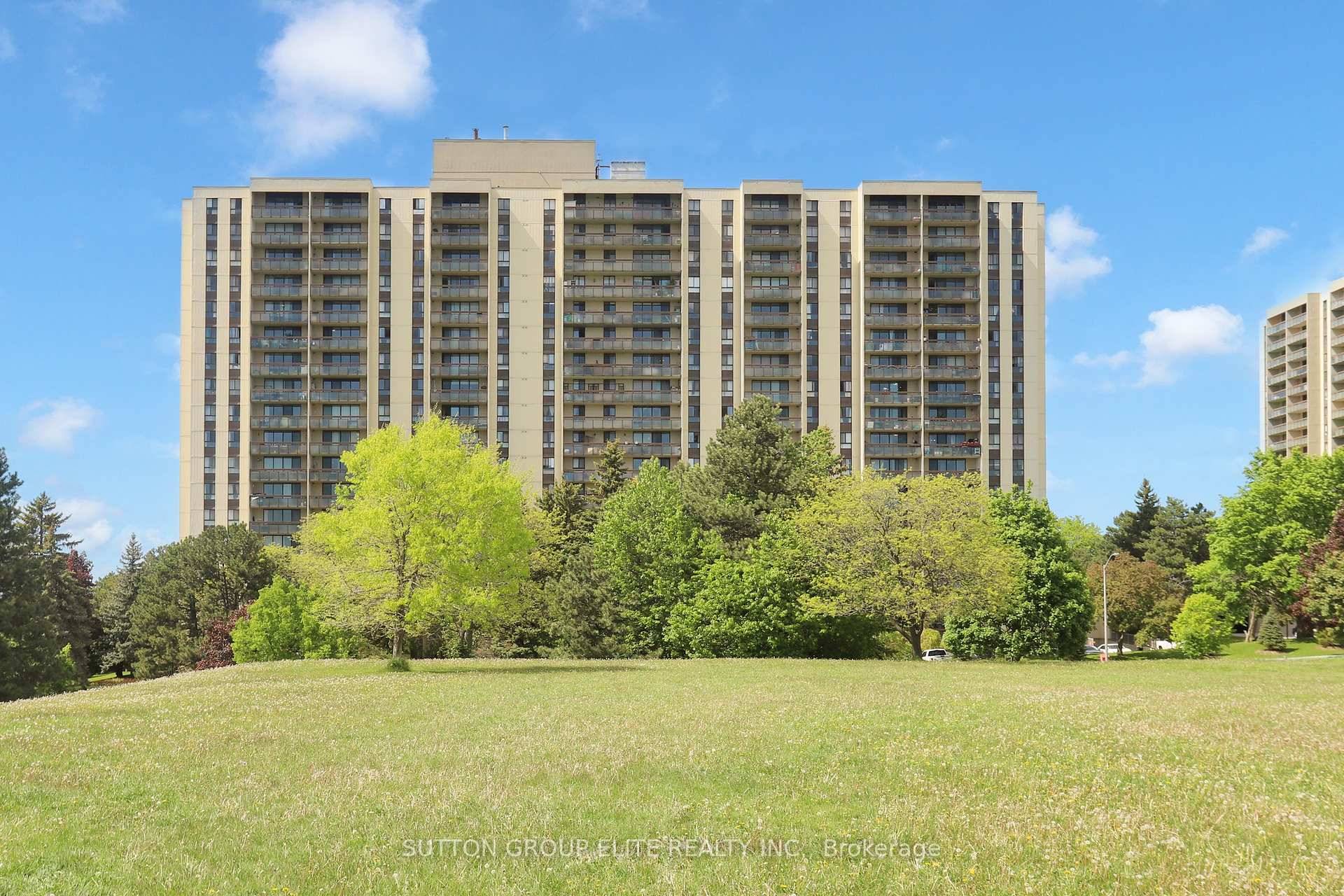 Absolutely gorgeous ! Spacious 2 bedroom corner unit penthouse with unobstructed panoramic views.