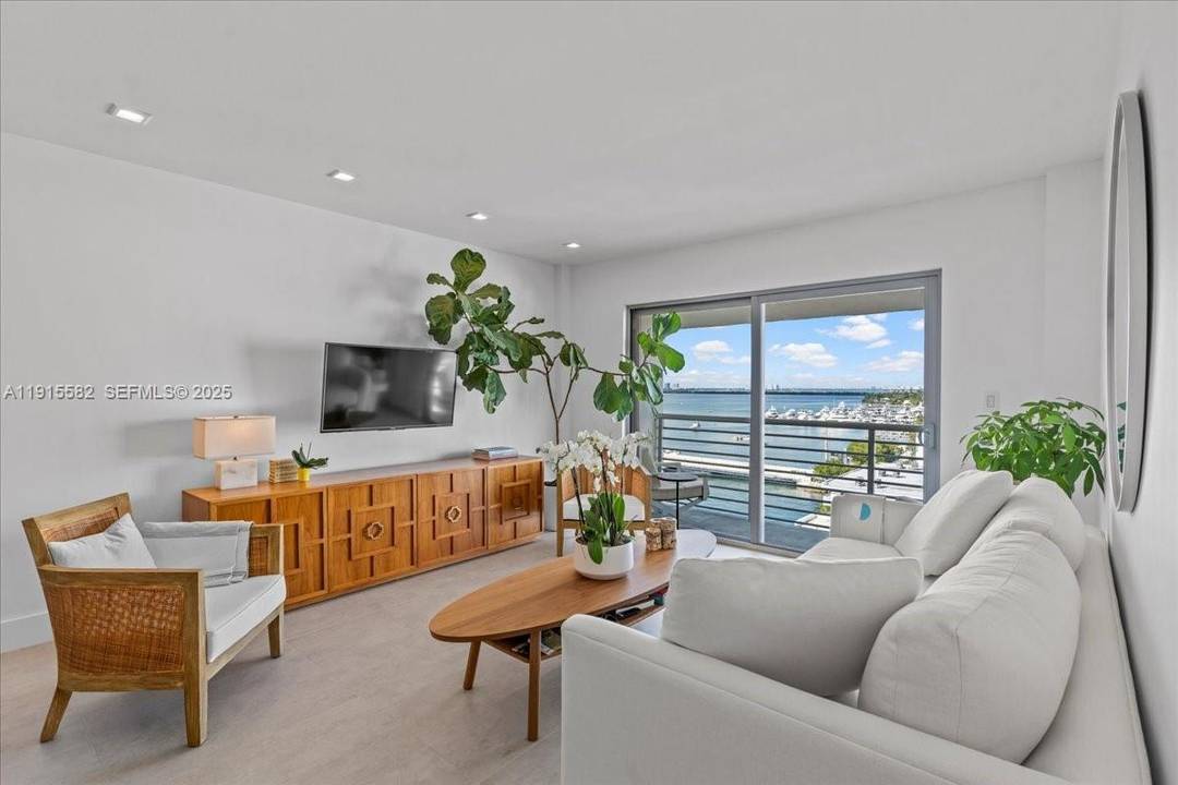 Prime South Beach location with stunning bay views from the penthouse level !