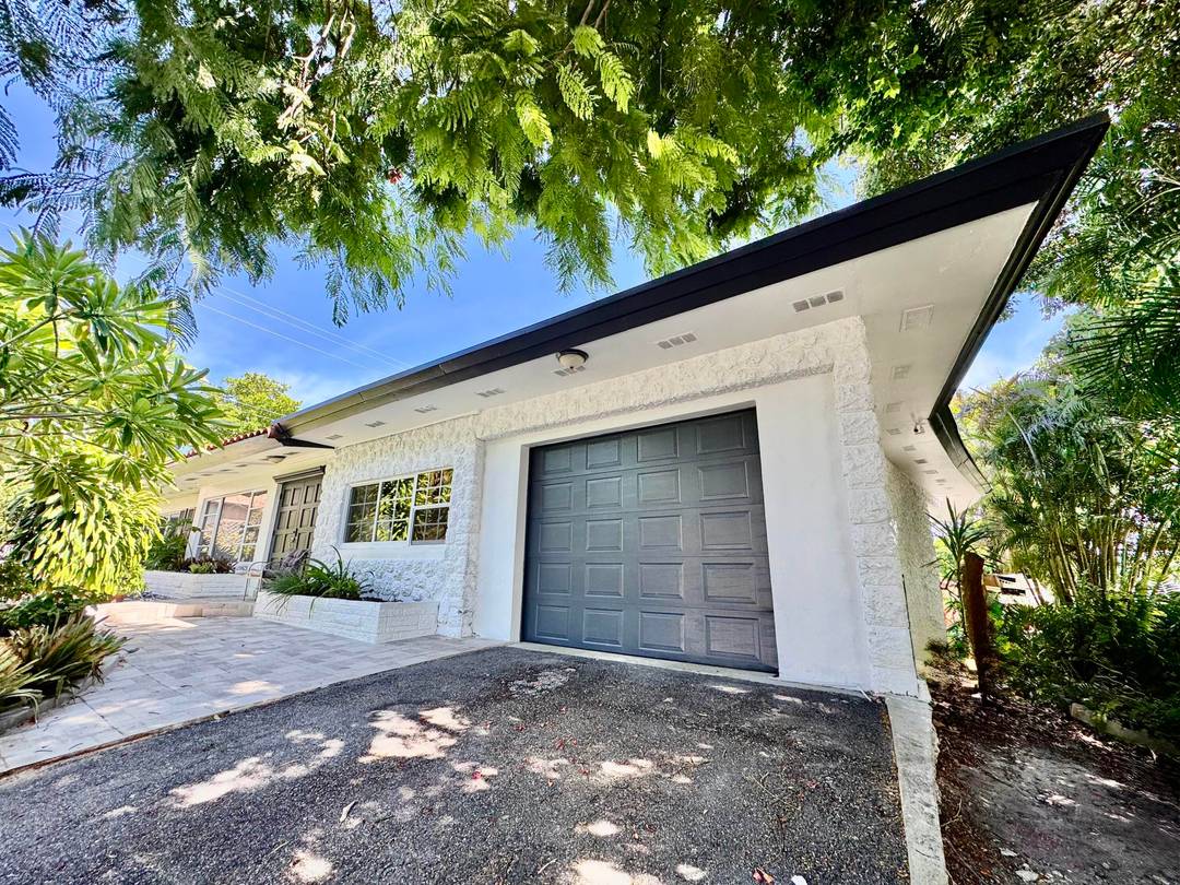 THE ORCHARD ESTATE ! Welcome to your own tropical oasis in the heart of Boynton Beach !