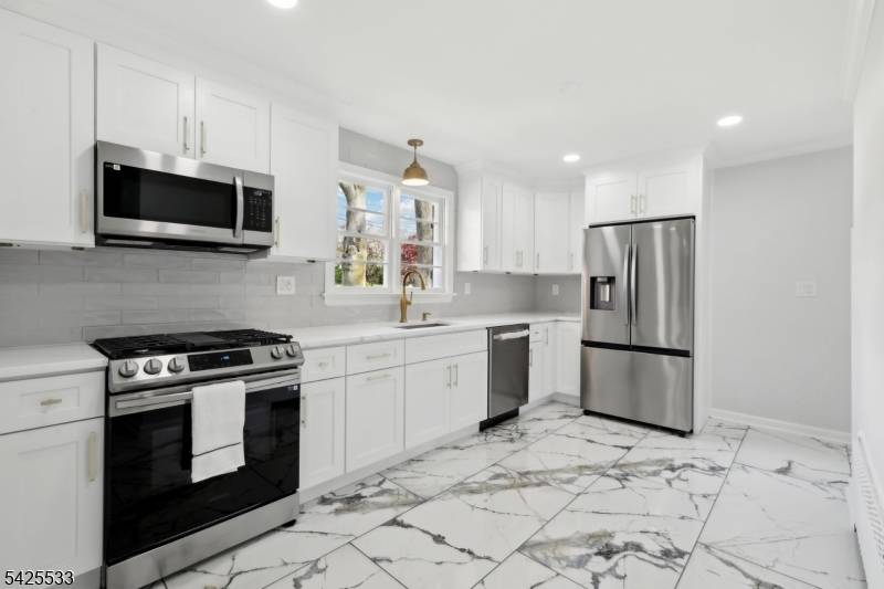 Welcome to 8 Oak St ! This stunning, recently renovated home is a modern gem that beautifully combines comfort and practicality.