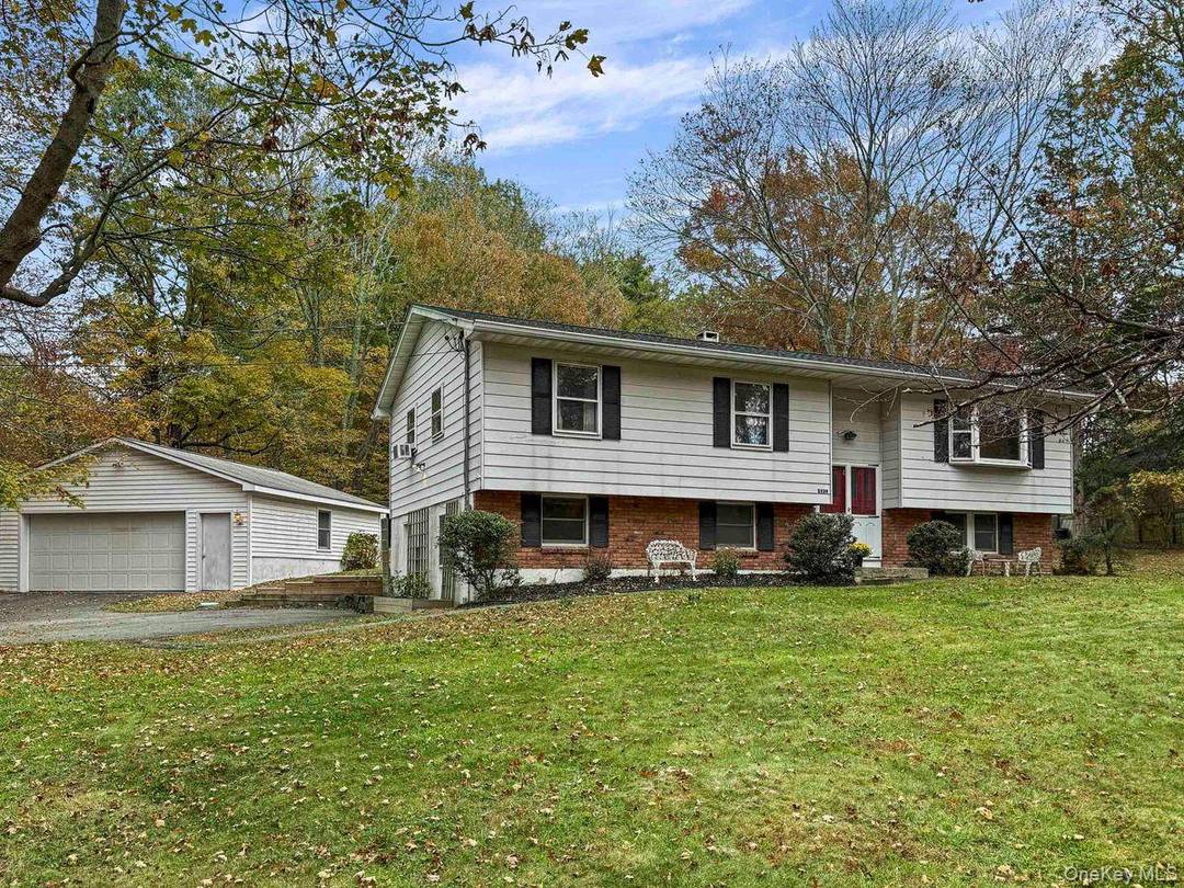 Incredible opportunity to live in the heart of Gardiner one of the Hudson Valley s most charming and scenic towns !