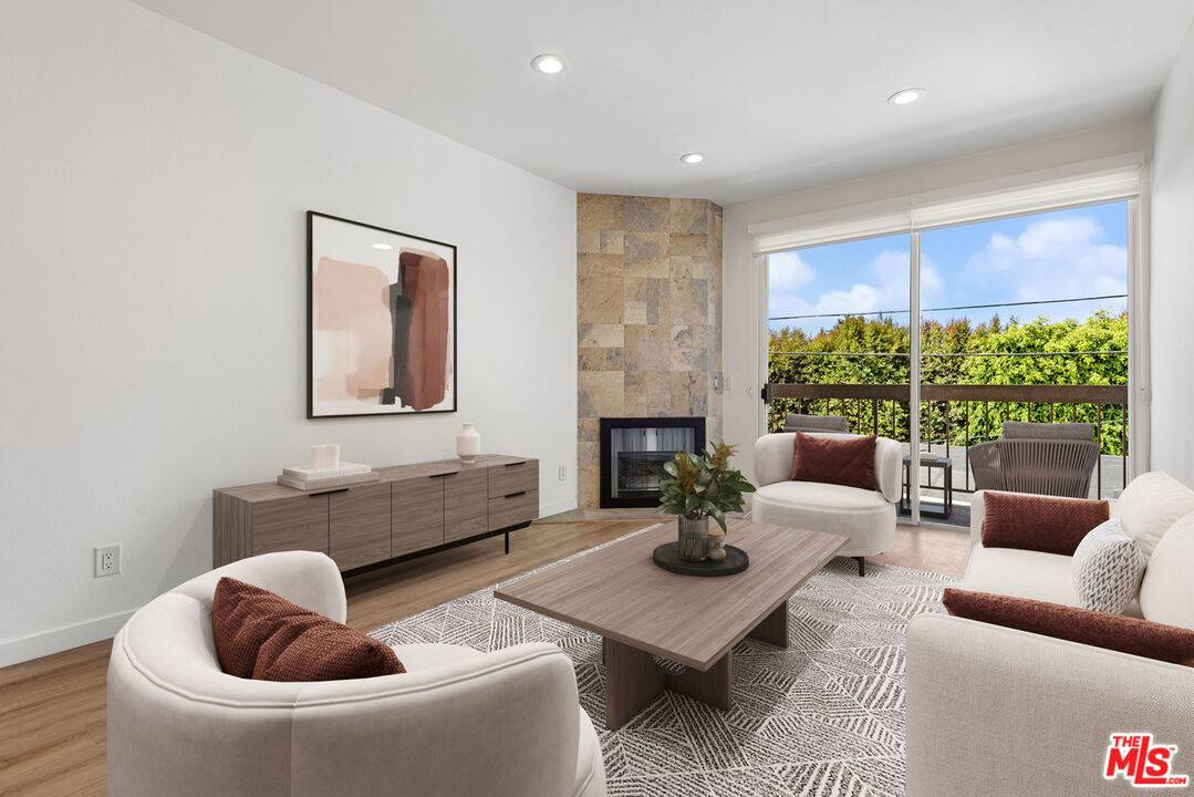 2263   Fox Hills Dr 3BR La