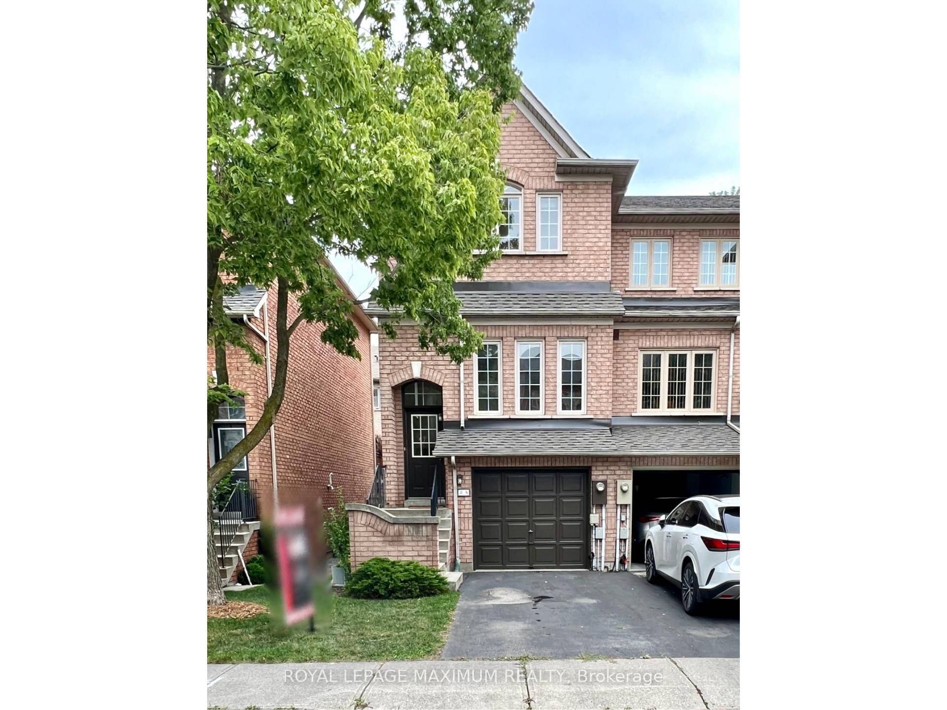 TOWNHOME NESTLED IN THE PARKLAWN amp ; LAKESORE AREA.