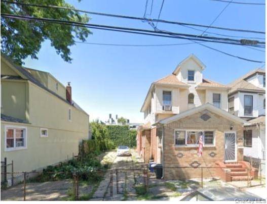 Rare R4 zoned 2 family with 25X100 lot included.