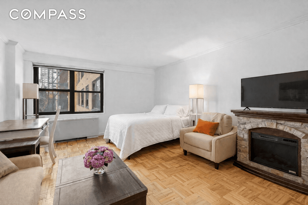 Bright Turn Key Studio in the Heart of the Upper East Side Welcome to this cheerful and tranquil studio featuring open southeastern exposure that brings in beautiful natural morning light.