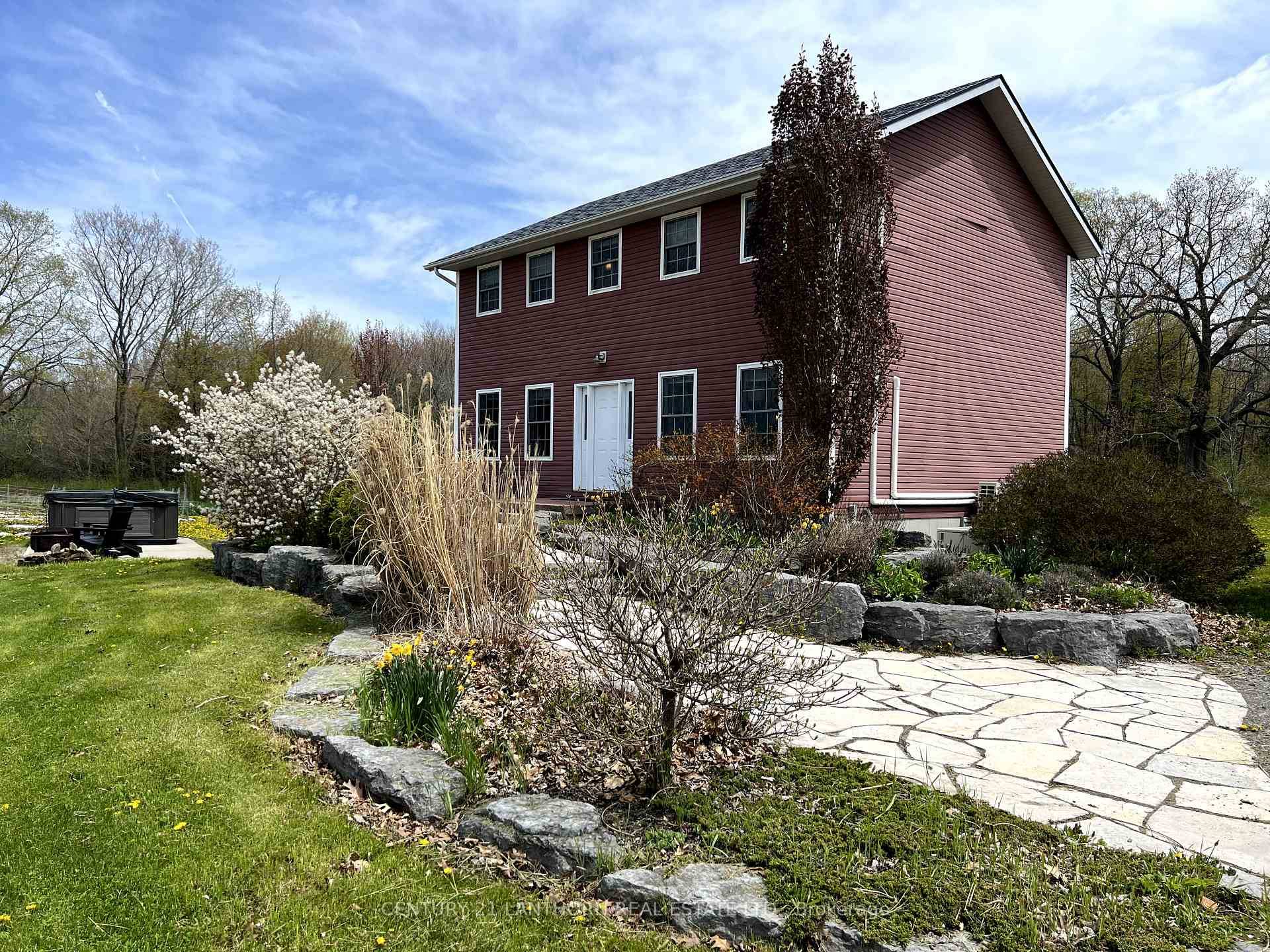 Live your dream on this vineyard in a fully furnished farmhouse.