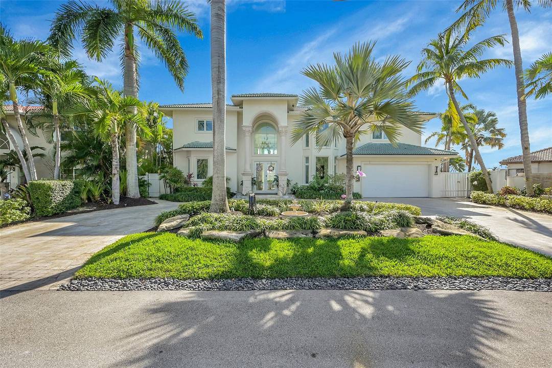 Located on the barrier island, this waterfront residence features 100 feet of frontage with quick Intracoastal access and ocean access via Port Everglades or Hillsboro Inlet.