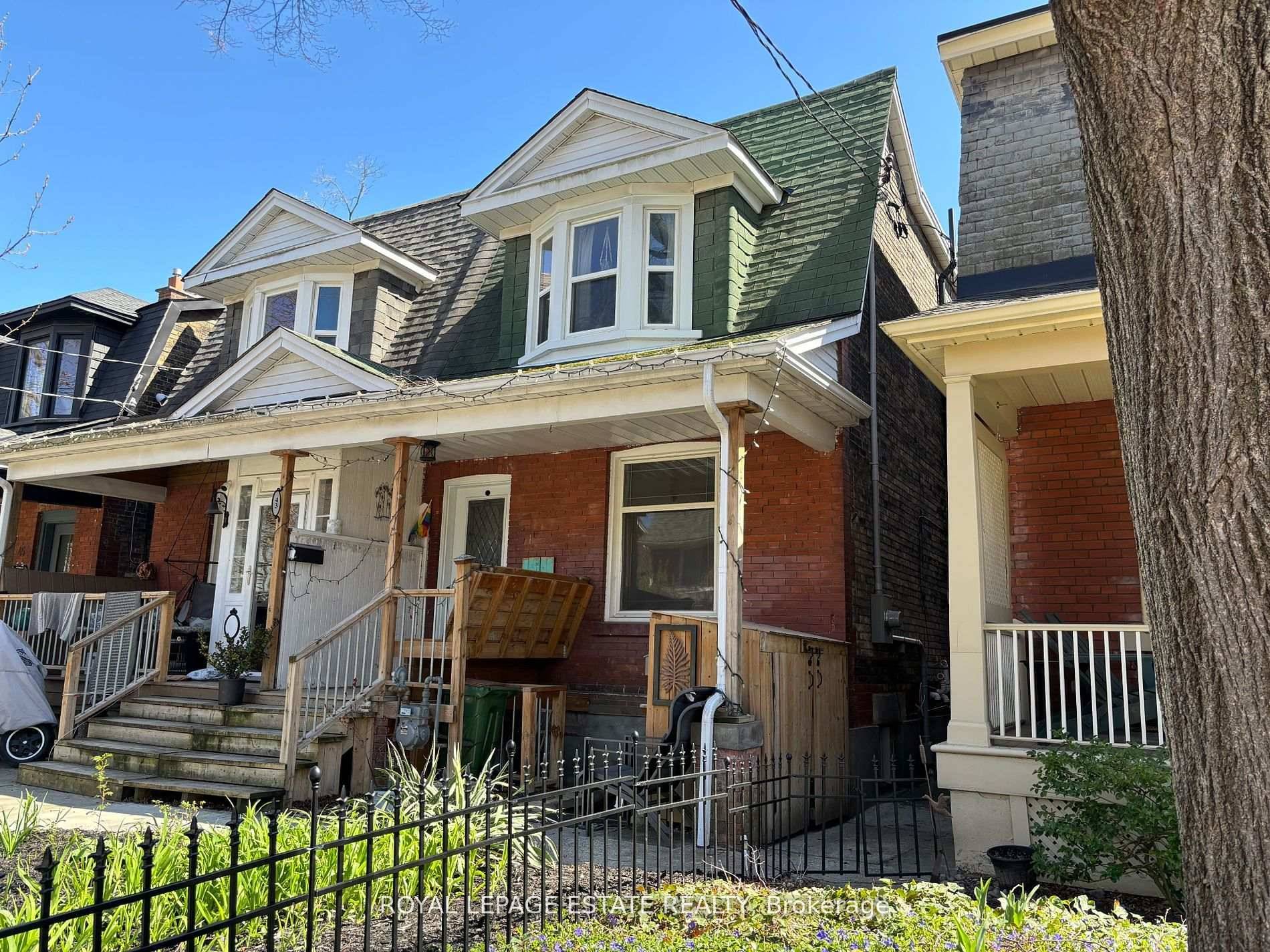 You will be delighted with this pet friendly apartment on a great street, just steps from Broadview subway amp ; streetcars.