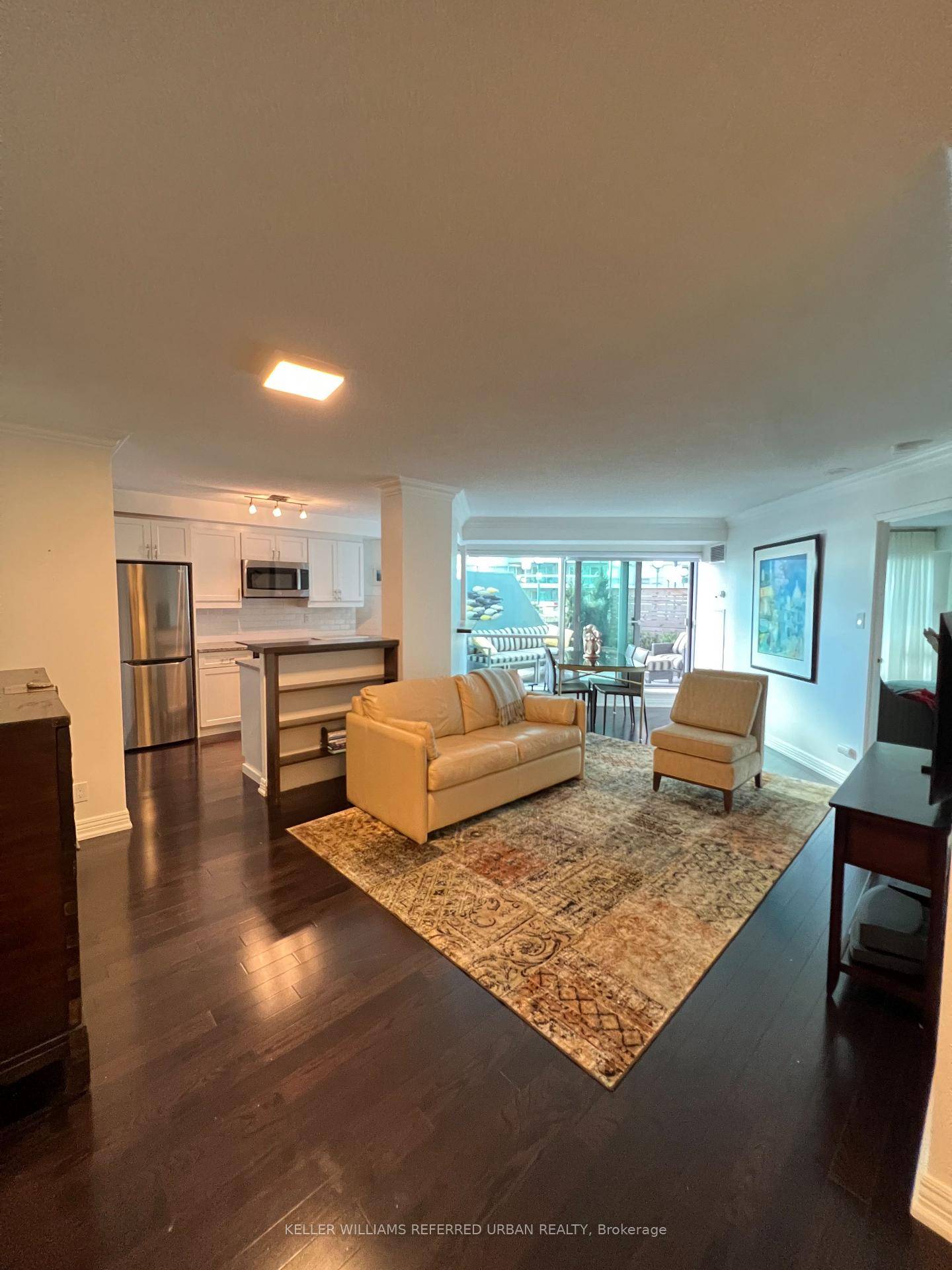931 sqft is what this unit sprawls out to, it offers a perfect combination of urban lifestyle and convenience at it's best !