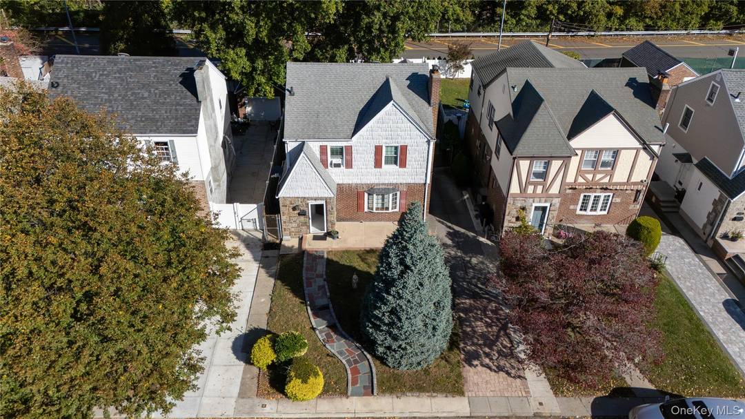 Fantastic location in the great section of Beechhurst Whitestone.