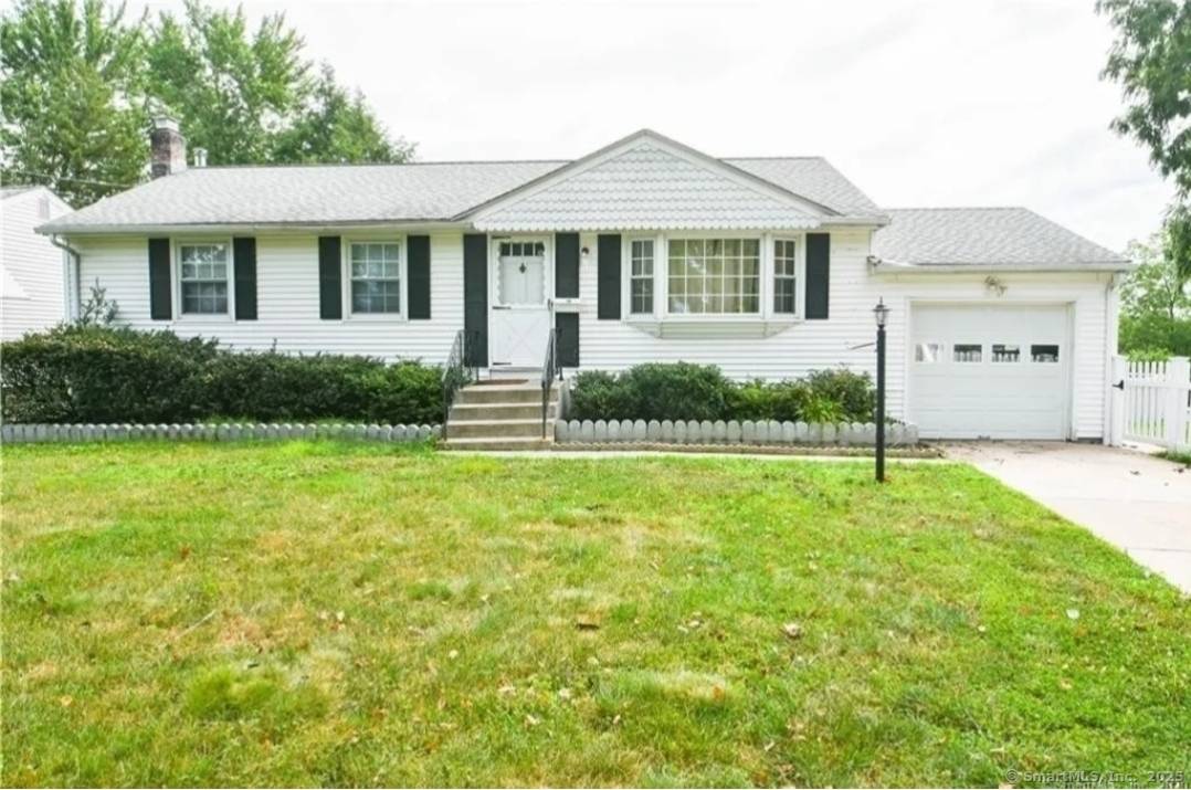 Charming Ranch in Wethersfield Tucked away at the end of a peaceful cul de sac, this inviting 3 bedroom, 2 bathroom ranch offers the perfect blend of comfort and convenience.