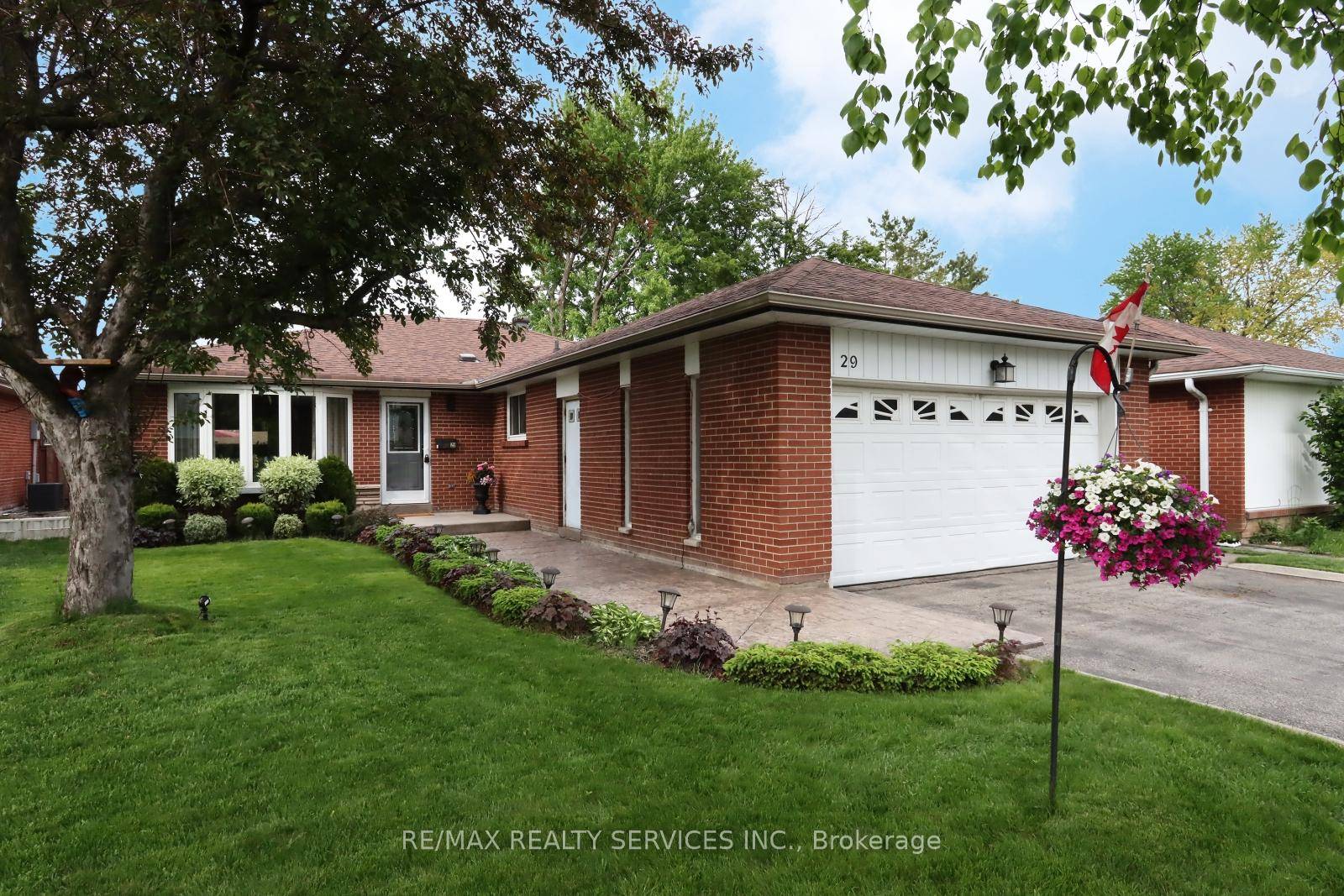 Welcome Home ! 29 Dorchester Dr Located In Sought After Southgate !