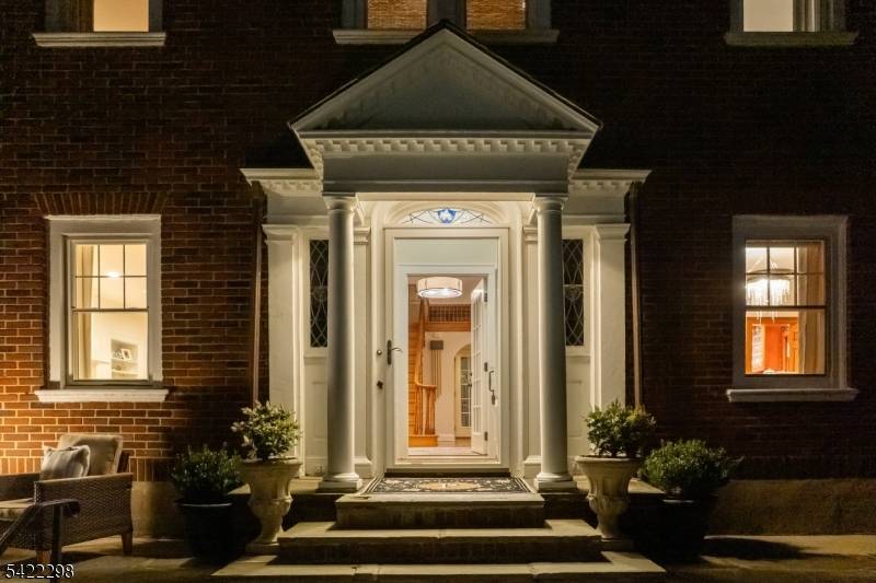 Elevated Living, Effortlessly Styled !