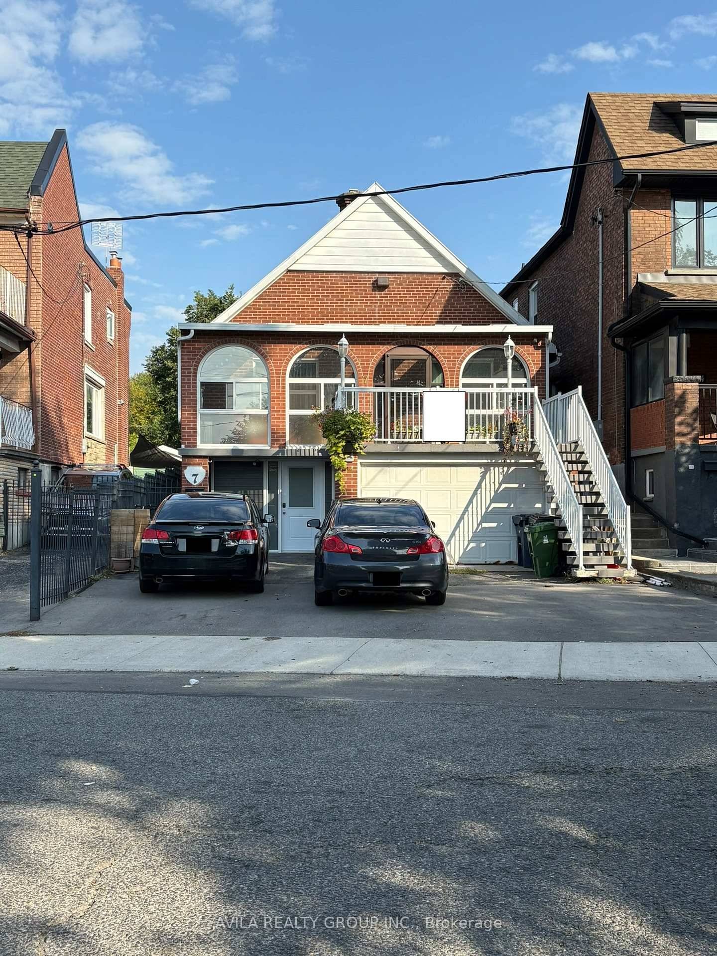 Spacious 3 bedroom unit in prime location.