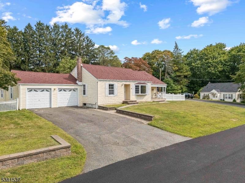 WELCOME TO THIS IMMACULATELY MAINTAINED RANCH STYLE HOME !