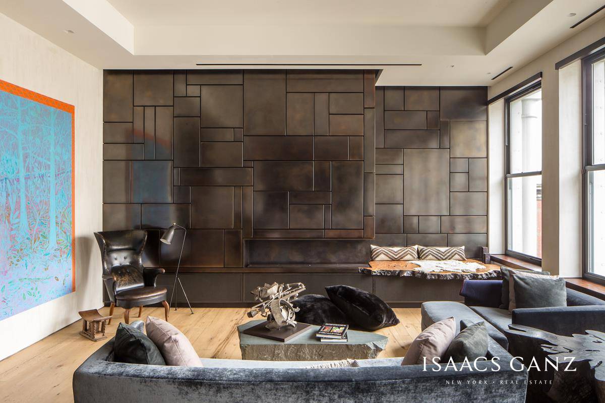 NOTE DAVID M. SULLIVAN HAS FURNISHED AND STYLED THE APARTMENT WITH NOTABLE DESIGN AND ARTWORK FROM HIS PRIVATE COLLECTION AND ITEMS SOURCED FROM AROUND THE WORLD.