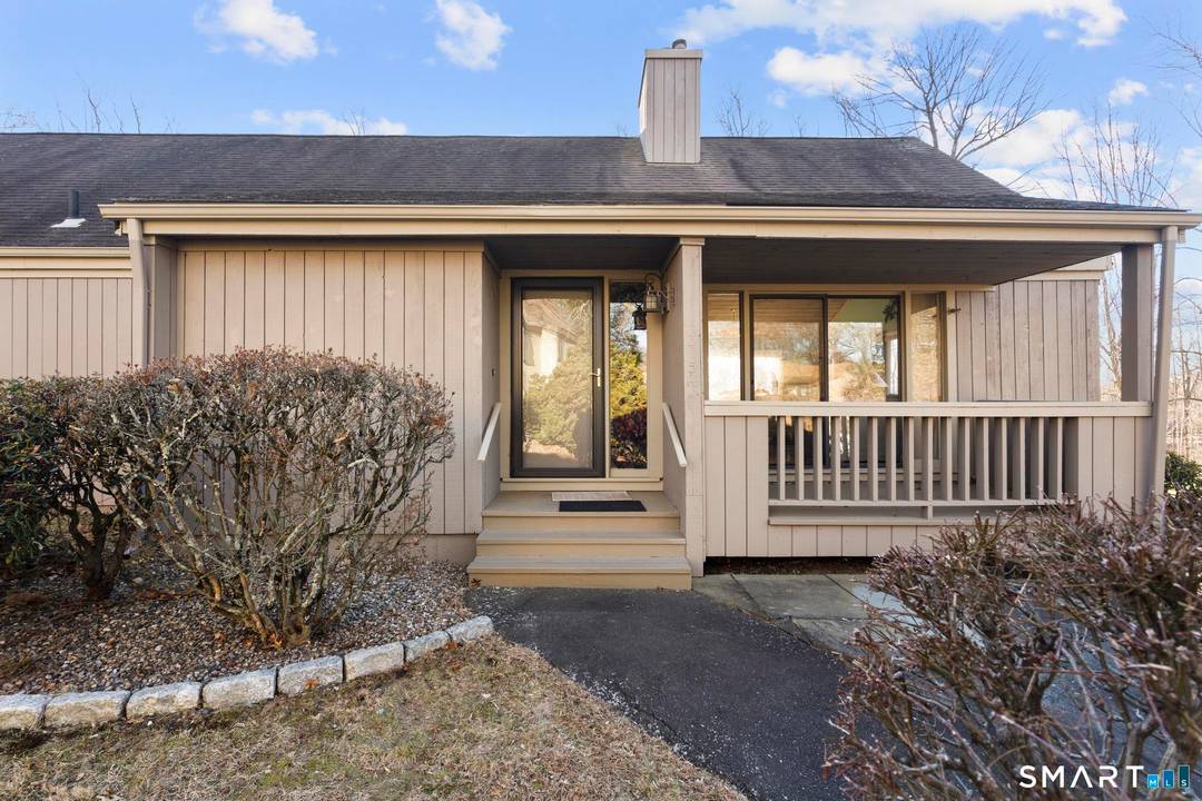 Welcome to 315 Navajo Lane located in Oronoque Village.