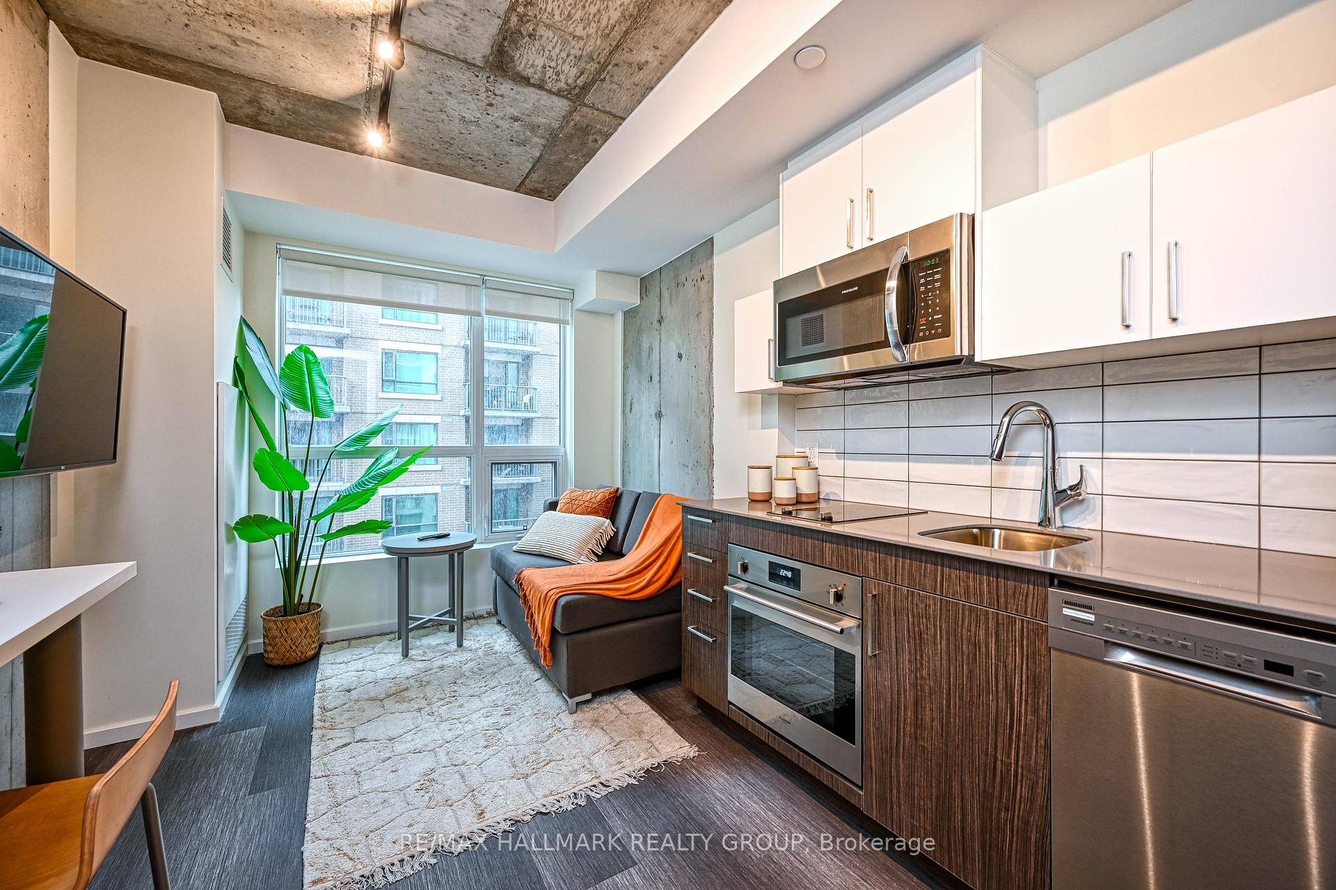 All Inclusive, fully furnished studio den living in the heart of downtown Ottawa ALMA ByWard Market !