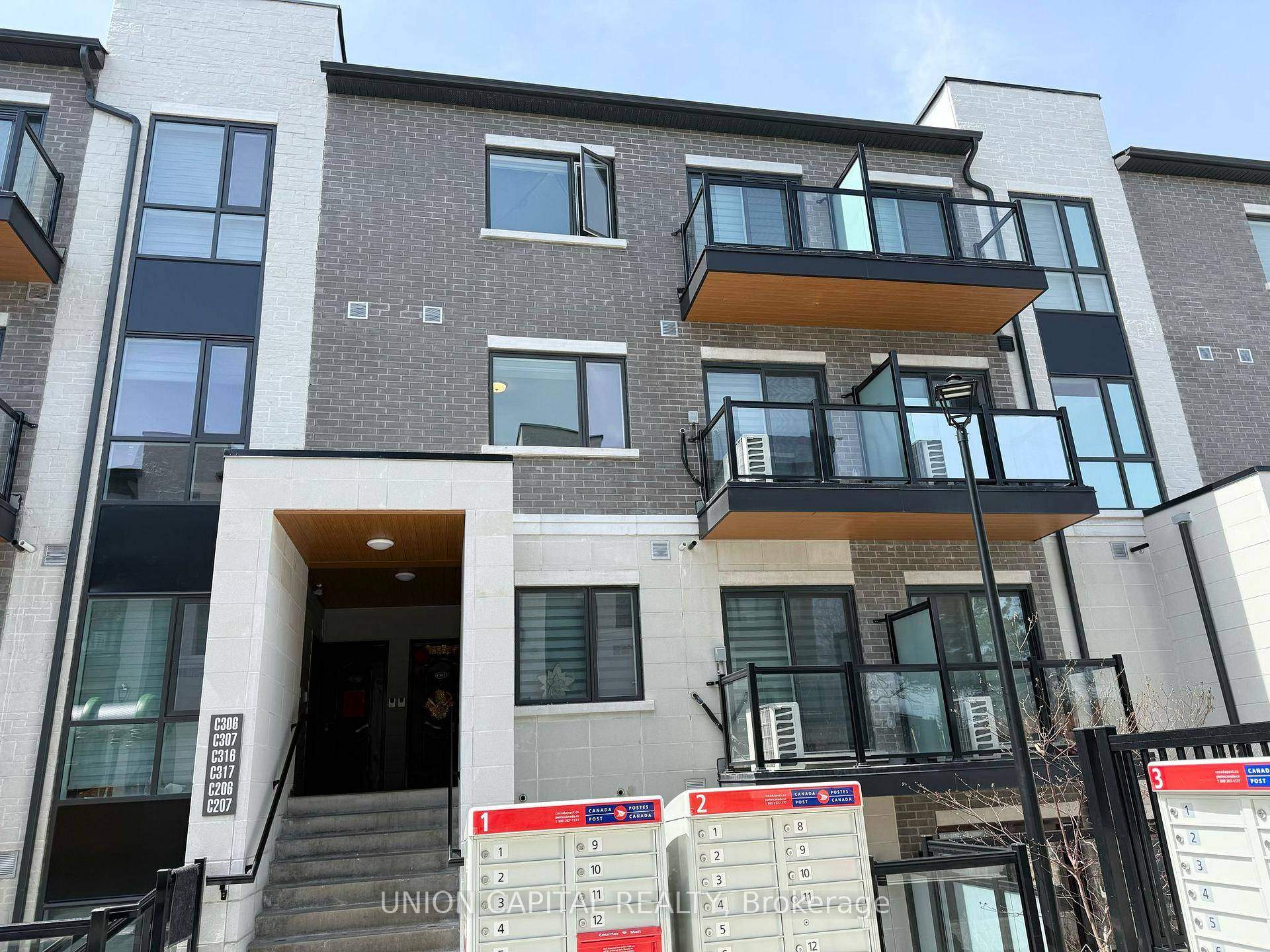 Available for June 1st, Spacious and modern 2 bedroom den, 2.