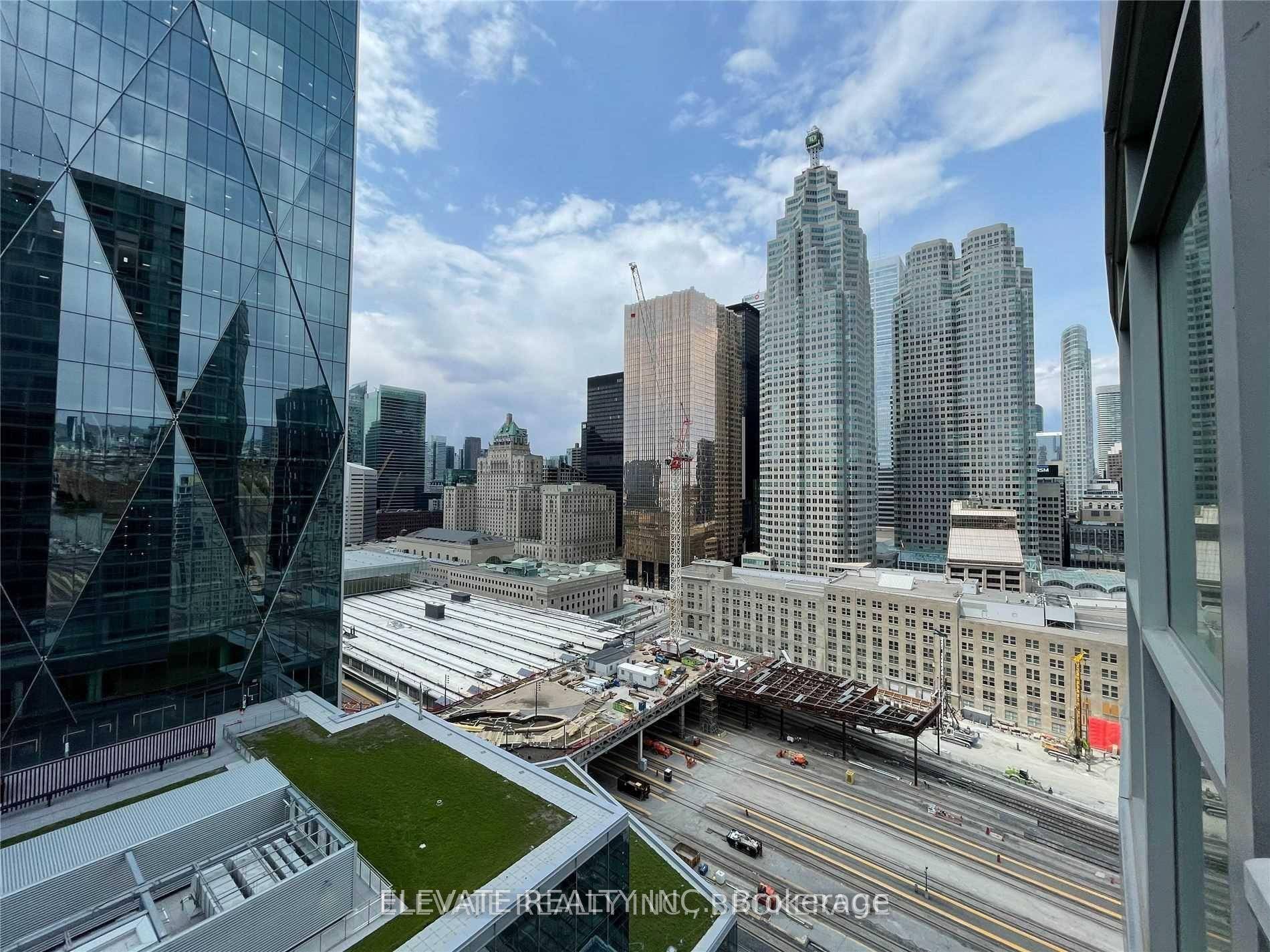 1 1 Bedroom In Ideal Location Steps From The Lake, Scotiabank Arena, Union Station, Highway, And All Amenities You Could Wish For !
