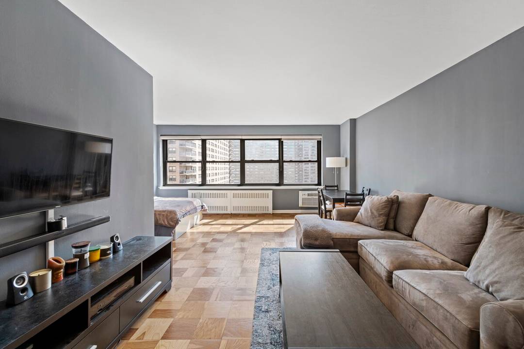 Sunny high floor spacious alcove studio.