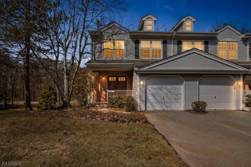 End unit Berkshire model located in the heart of desirable Seasons Glen !