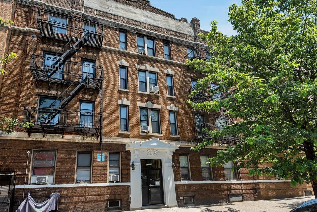 Exclusive Prime Astoria Investment Opportunity Exceptional 23 Unit Multifamily Building For Sale Now available a rare, income producing asset in the heart of Astoria, one of Queens most dynamic and ...