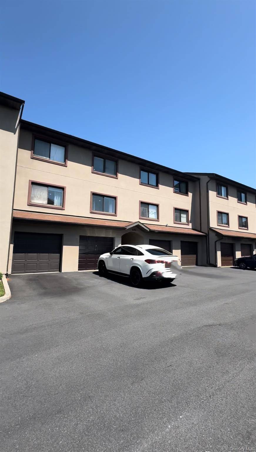 College Point Ocean View Townhouse condon Private Garage Fixed Parking Space Skyline Dual Views !