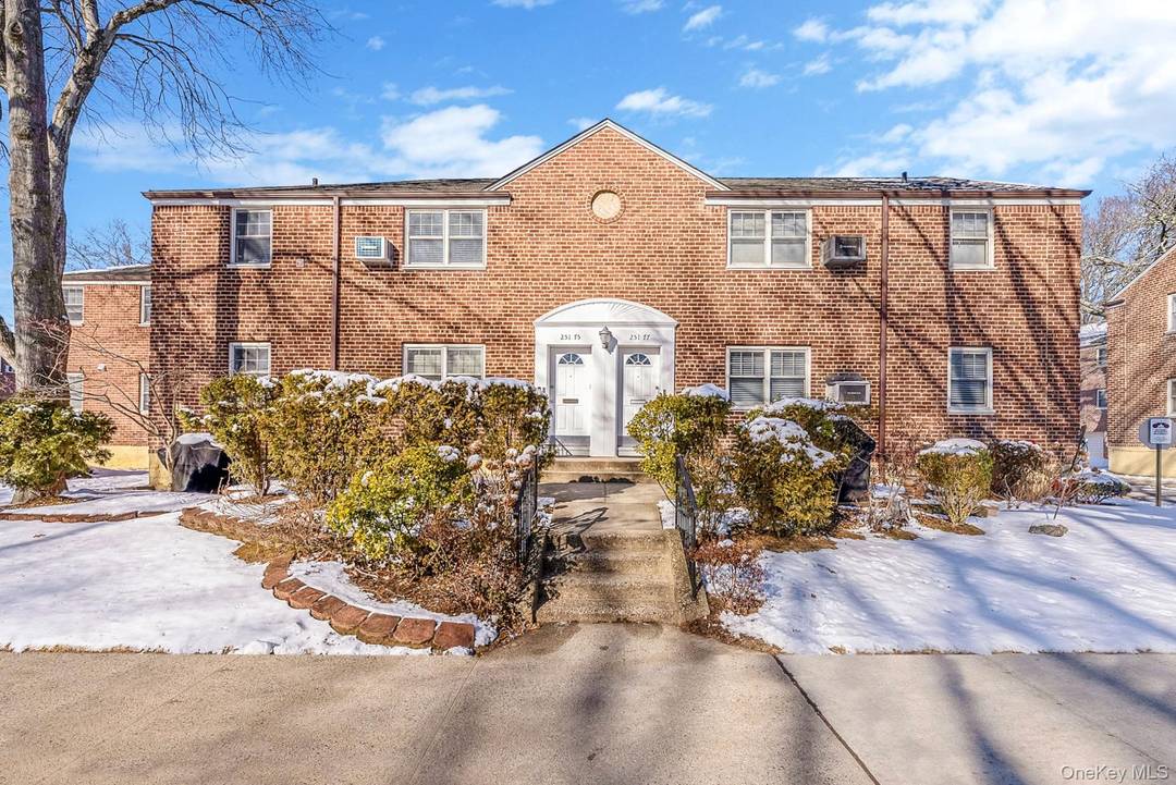 Beautifully renovated two bedroom upper corner unit in the highly desirable Deepdale Gardens community.